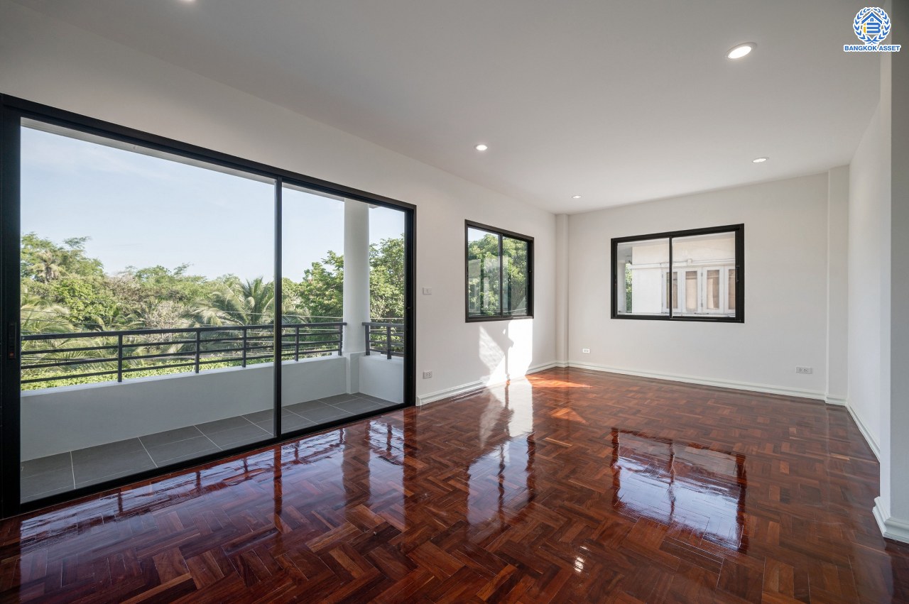 บ้านมือสองตกแต่งใหม่ แบรนด์ Q.House โครงการ ลัดดารมย์ ปิ่นเกล้า เนื้อที่ 53.1 ตร.ว. พื้นที่ใช้สอย 211.5 ตร.ม. ฟังก์ชันจัดเต็ม 3 ห้องนอน 2 ห้องน้ำ จอดรถได้ 2 คัน บนทำเลศักยภาพ ใกล้เซ็นทรัลเวสต์เกต, วงเวียนพระราม5, ทางด่วน "กาญจนาภิเษก" และรถไฟฟ้า "สถานีตลาดบางใหญ่"